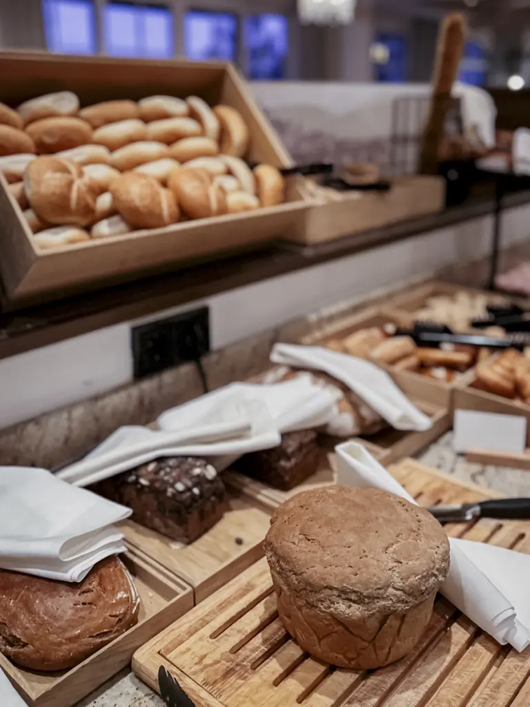 COCOtravel Oesterreich StJohann Alpina Alpendorf Restaurant Fruehstueck 3 768x1024.jpg