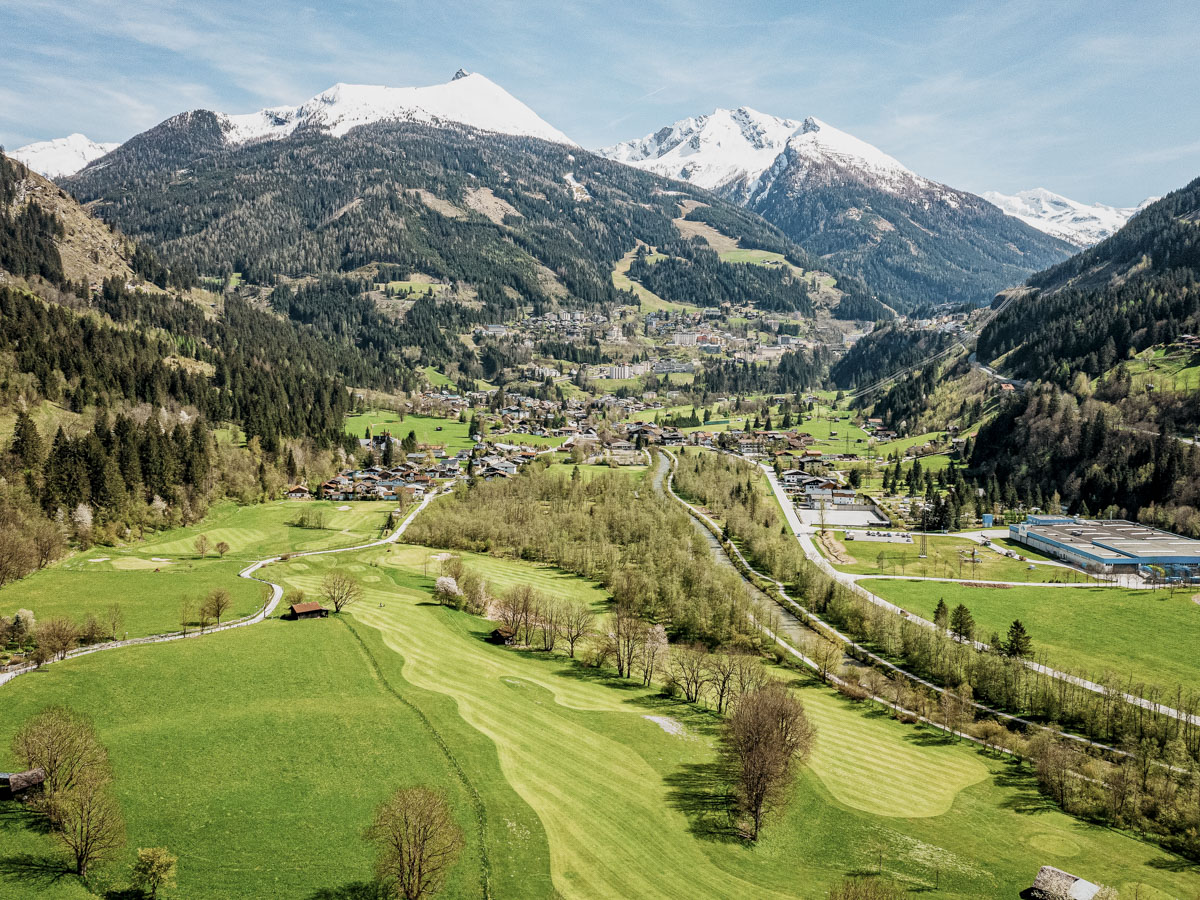 Golfplatz mit schneebedecktem Graukogel (c) Gasteinertal Tourismus GmbH, Fotoatelier Wolkersdorfer