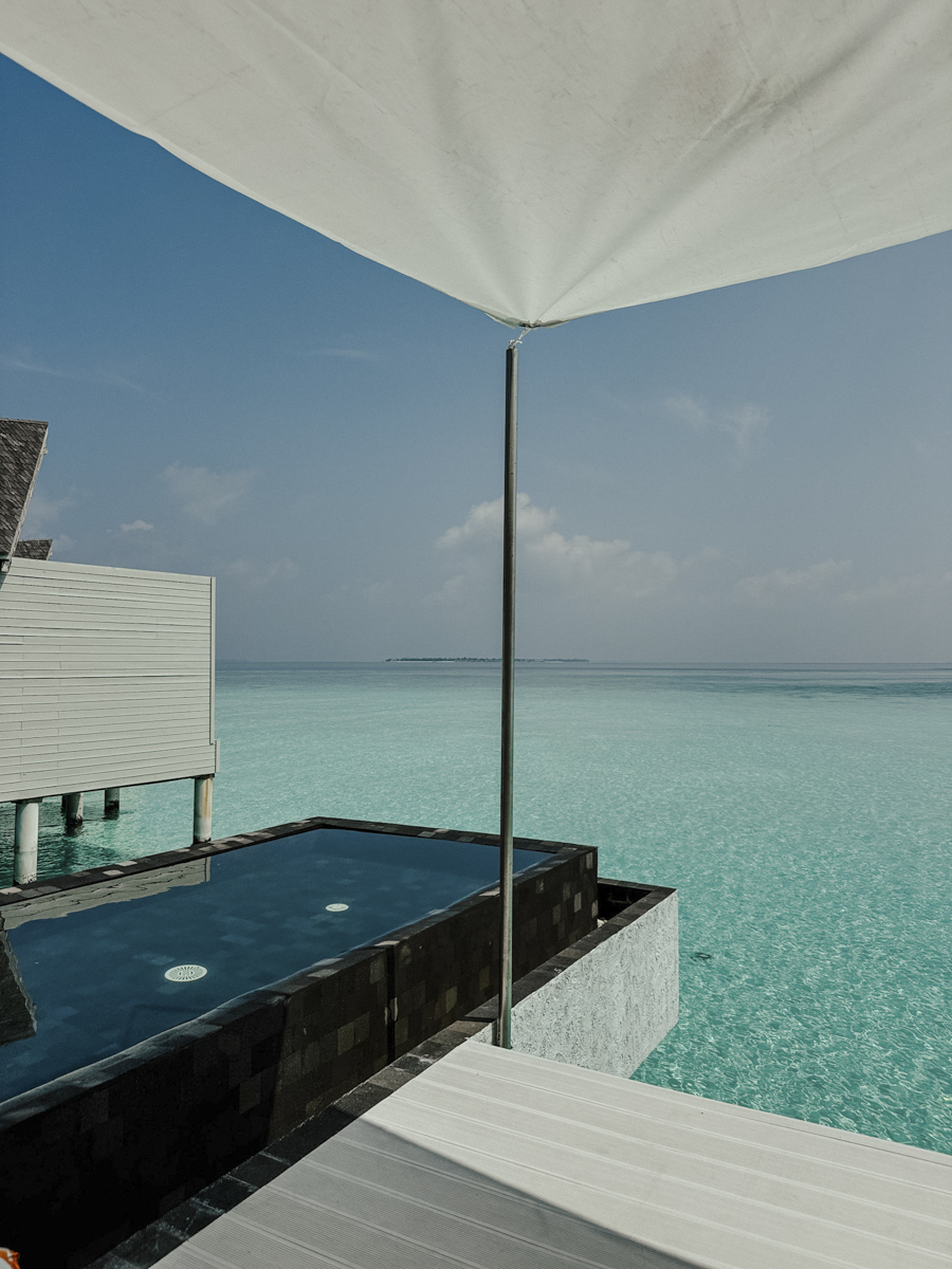 hoch villa infinitypool kuredhivaru malediven COCOtravel