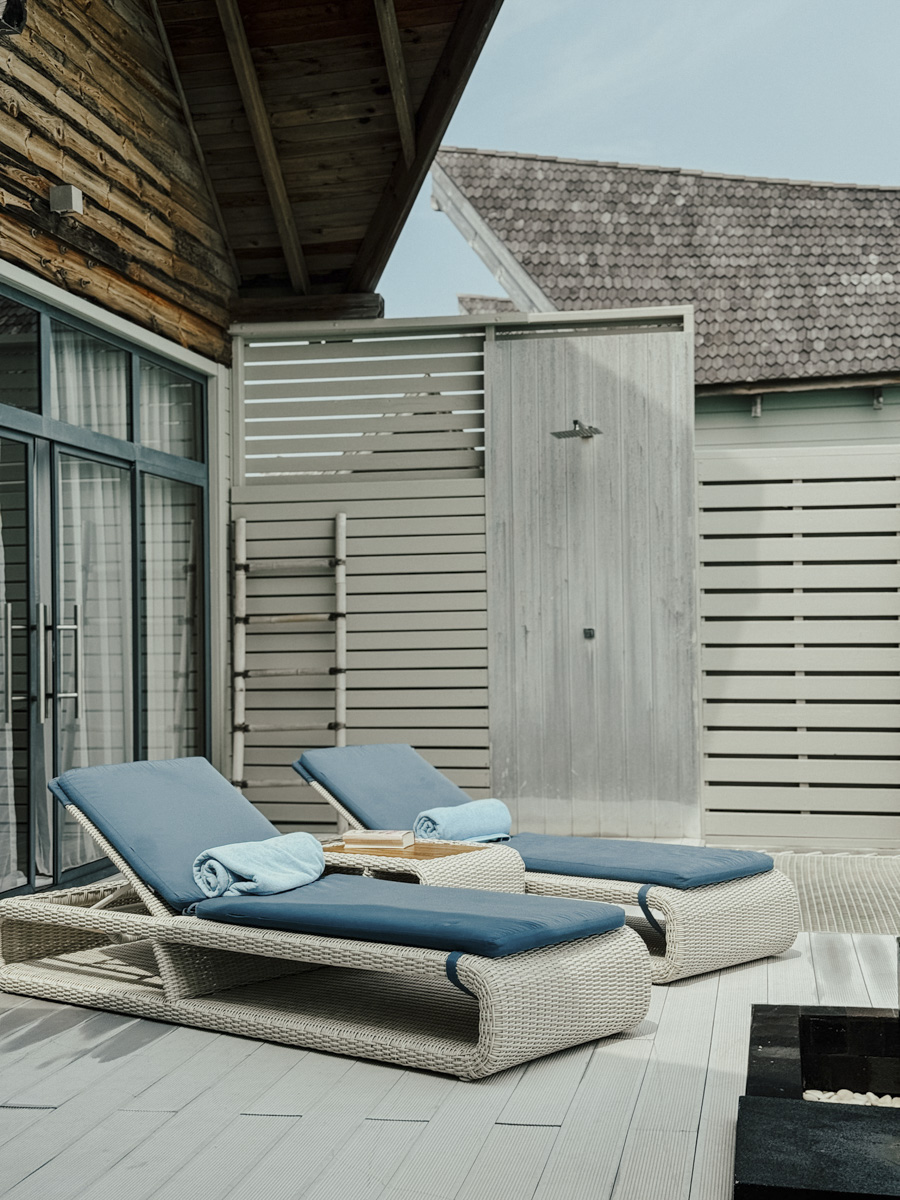 hoch villa terrasse sundbeds kuredhivaru malediven COCOtravel
