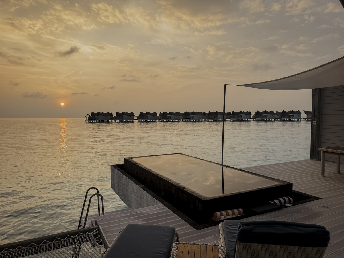 quer villa pool sunrise kuredhivaru malediven COCOtravel